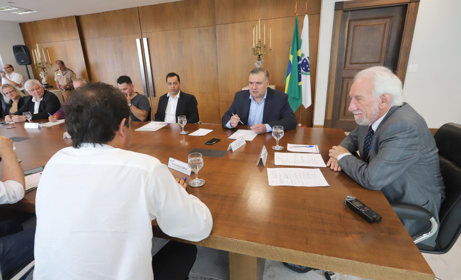 O governador em exercício Darci Piana repassa recursos a entidades sociais que atendem crianças e adolescentes e, pessoas com deficiência. Participaram: secretário da Justiça, Família e Trabalho, Ney Leprevost; diretor do Departamento de Apoio a Pessoa com Deficiência e de Políticas Públicas para Acessibilidade da SEJUF, Felipe Braga Côrtes; pres. Do Instituto Educacional Duque de Caxias, Alcides Madalozzo; entre outros.Curitiba, 19-11-19.Foto: Arnaldo Alves / AEN.