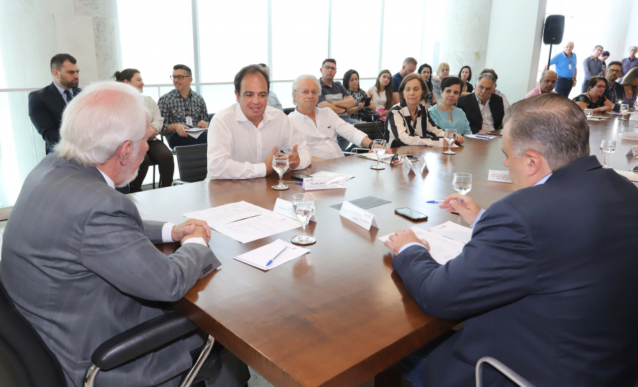 O governador em exercício Darci Piana repassa recursos a entidades sociais que atendem crianças e adolescentes e, pessoas com deficiência. Participaram: secretário da Justiça, Família e Trabalho, Ney Leprevost; diretor do Departamento de Apoio a Pessoa com Deficiência e de Políticas Públicas para Acessibilidade da SEJUF, Felipe Braga Côrtes; pres. Do Instituto Educacional Duque de Caxias, Alcides Madalozzo; entre outros.Curitiba, 19-11-19.Foto: Arnaldo Alves / AEN.