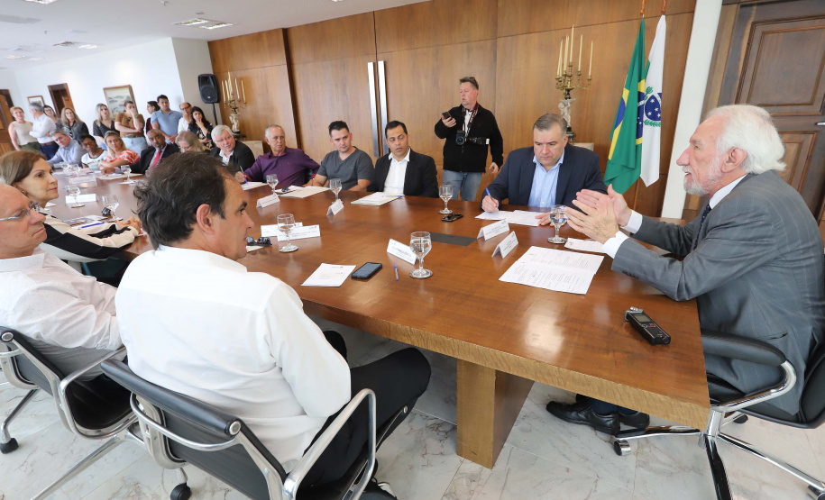 O governador em exercício Darci Piana repassa recursos a entidades sociais que atendem crianças e adolescentes e, pessoas com deficiência. Participaram: secretário da Justiça, Família e Trabalho, Ney Leprevost; diretor do Departamento de Apoio a Pessoa com Deficiência e de Políticas Públicas para Acessibilidade da SEJUF, Felipe Braga Côrtes; pres. Do Instituto Educacional Duque de Caxias, Alcides Madalozzo; entre outros.Curitiba, 19-11-19.Foto: Arnaldo Alves / AEN.