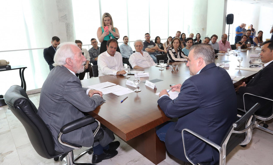 O governador em exercício Darci Piana repassa recursos a entidades sociais que atendem crianças e adolescentes e, pessoas com deficiência. Participaram: secretário da Justiça, Família e Trabalho, Ney Leprevost; diretor do Departamento de Apoio a Pessoa com Deficiência e de Políticas Públicas para Acessibilidade da SEJUF, Felipe Braga Côrtes; pres. Do Instituto Educacional Duque de Caxias, Alcides Madalozzo; entre outros.Curitiba, 19-11-19.Foto: Arnaldo Alves / AEN.