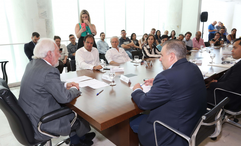 O governador em exercício Darci Piana repassa recursos a entidades sociais que atendem crianças e adolescentes e, pessoas com deficiência. Participaram: secretário da Justiça, Família e Trabalho, Ney Leprevost; diretor do Departamento de Apoio a Pessoa com Deficiência e de Políticas Públicas para Acessibilidade da SEJUF, Felipe Braga Côrtes; pres. Do Instituto Educacional Duque de Caxias, Alcides Madalozzo; entre outros.Curitiba, 19-11-19.Foto: Arnaldo Alves / AEN.