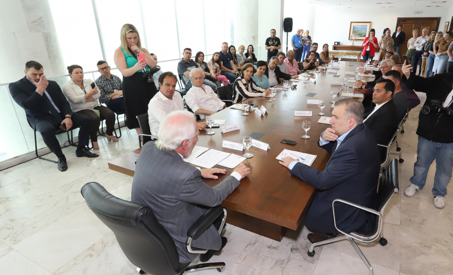 O governador em exercício Darci Piana repassa recursos a entidades sociais que atendem crianças e adolescentes e, pessoas com deficiência. Participaram: secretário da Justiça, Família e Trabalho, Ney Leprevost; diretor do Departamento de Apoio a Pessoa com Deficiência e de Políticas Públicas para Acessibilidade da SEJUF, Felipe Braga Côrtes; pres. Do Instituto Educacional Duque de Caxias, Alcides Madalozzo; entre outros.Curitiba, 19-11-19.Foto: Arnaldo Alves / AEN.