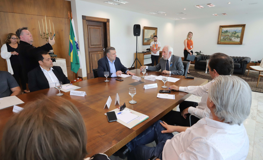 O governador em exercício Darci Piana repassa recursos a entidades sociais que atendem crianças e adolescentes e, pessoas com deficiência. Participaram: secretário da Justiça, Família e Trabalho, Ney Leprevost; diretor do Departamento de Apoio a Pessoa com Deficiência e de Políticas Públicas para Acessibilidade da SEJUF, Felipe Braga Côrtes; pres. Do Instituto Educacional Duque de Caxias, Alcides Madalozzo; entre outros.Curitiba, 19-11-19.Foto: Arnaldo Alves / AEN.