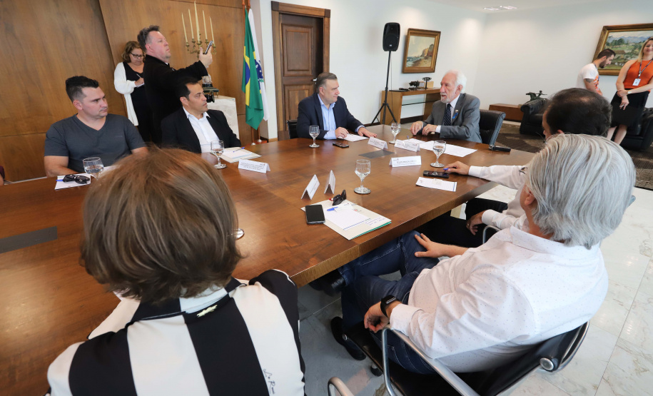 O governador em exercício Darci Piana repassa recursos a entidades sociais que atendem crianças e adolescentes e, pessoas com deficiência. Participaram: secretário da Justiça, Família e Trabalho, Ney Leprevost; diretor do Departamento de Apoio a Pessoa com Deficiência e de Políticas Públicas para Acessibilidade da SEJUF, Felipe Braga Côrtes; pres. Do Instituto Educacional Duque de Caxias, Alcides Madalozzo; entre outros.Curitiba, 19-11-19.Foto: Arnaldo Alves / AEN.