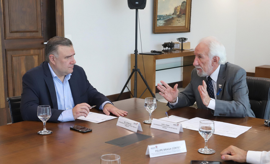 O governador em exercício Darci Piana repassa recursos a entidades sociais que atendem crianças e adolescentes e, pessoas com deficiência. Participaram: secretário da Justiça, Família e Trabalho, Ney Leprevost; diretor do Departamento de Apoio a Pessoa com Deficiência e de Políticas Públicas para Acessibilidade da SEJUF, Felipe Braga Côrtes; pres. Do Instituto Educacional Duque de Caxias, Alcides Madalozzo; entre outros.Curitiba, 19-11-19.Foto: Arnaldo Alves / AEN.