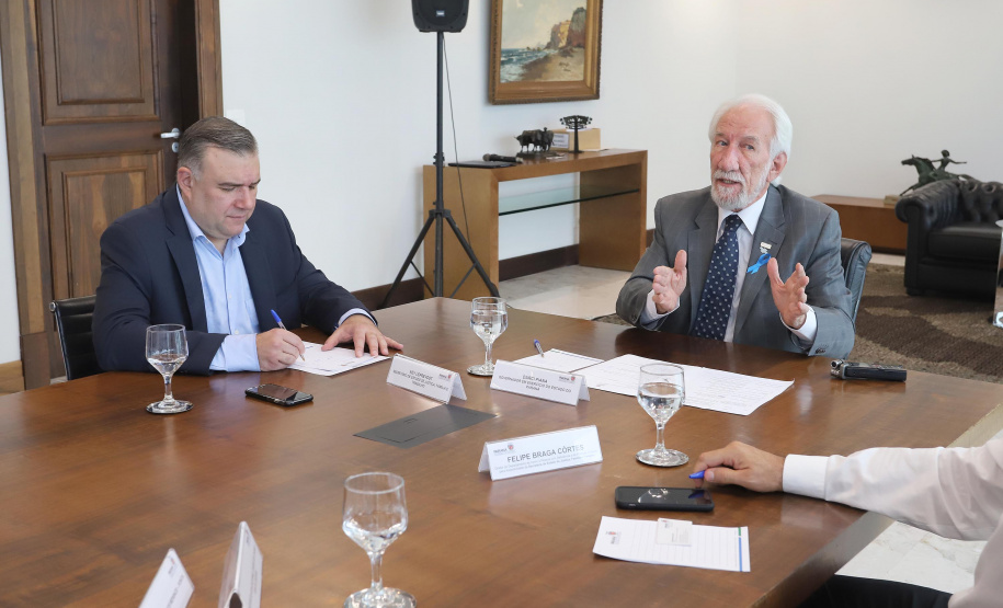 O governador em exercício Darci Piana repassa recursos a entidades sociais que atendem crianças e adolescentes e, pessoas com deficiência. Participaram: secretário da Justiça, Família e Trabalho, Ney Leprevost; diretor do Departamento de Apoio a Pessoa com Deficiência e de Políticas Públicas para Acessibilidade da SEJUF, Felipe Braga Côrtes; pres. Do Instituto Educacional Duque de Caxias, Alcides Madalozzo; entre outros.Curitiba, 19-11-19.Foto: Arnaldo Alves / AEN.