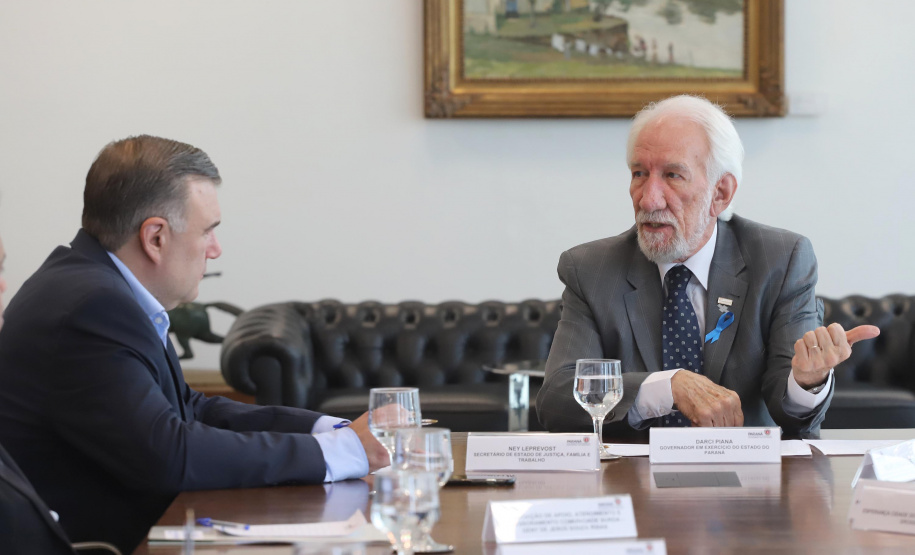 O governador em exercício Darci Piana repassa recursos a entidades sociais que atendem crianças e adolescentes e, pessoas com deficiência. Participaram: secretário da Justiça, Família e Trabalho, Ney Leprevost; diretor do Departamento de Apoio a Pessoa com Deficiência e de Políticas Públicas para Acessibilidade da SEJUF, Felipe Braga Côrtes; pres. Do Instituto Educacional Duque de Caxias, Alcides Madalozzo; entre outros.Curitiba, 19-11-19.Foto: Arnaldo Alves / AEN.