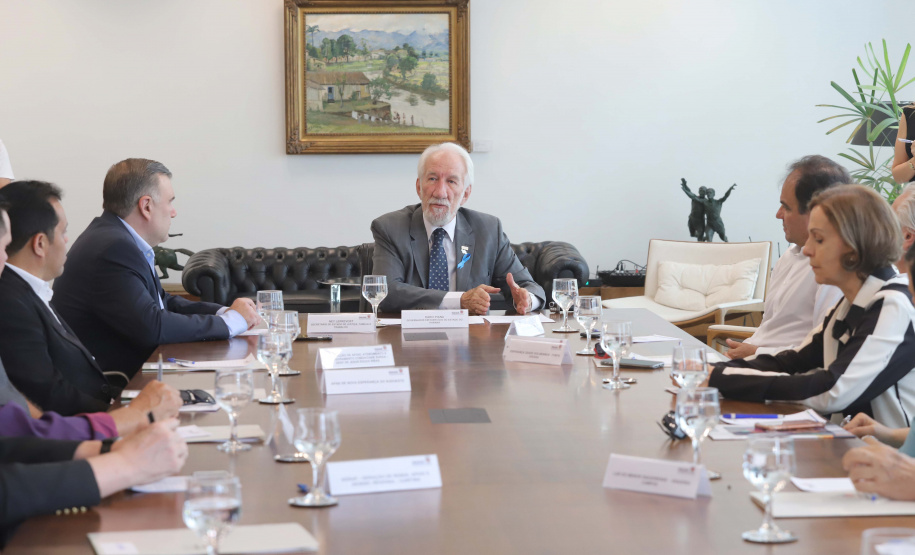 O governador em exercício Darci Piana repassa recursos a entidades sociais que atendem crianças e adolescentes e, pessoas com deficiência. Participaram: secretário da Justiça, Família e Trabalho, Ney Leprevost; diretor do Departamento de Apoio a Pessoa com Deficiência e de Políticas Públicas para Acessibilidade da SEJUF, Felipe Braga Côrtes; pres. Do Instituto Educacional Duque de Caxias, Alcides Madalozzo; entre outros.Curitiba, 19-11-19.Foto: Arnaldo Alves / AEN.