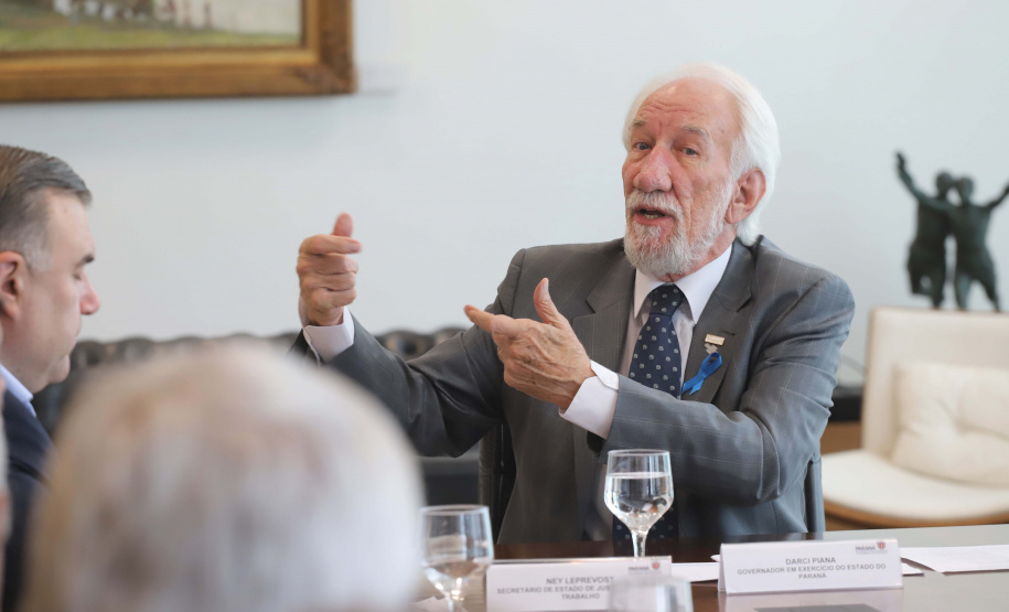 O governador em exercício Darci Piana repassa recursos a entidades sociais que atendem crianças e adolescentes e, pessoas com deficiência. Participaram: secretário da Justiça, Família e Trabalho, Ney Leprevost; diretor do Departamento de Apoio a Pessoa com Deficiência e de Políticas Públicas para Acessibilidade da SEJUF, Felipe Braga Côrtes; pres. Do Instituto Educacional Duque de Caxias, Alcides Madalozzo; entre outros.Curitiba, 19-11-19.Foto: Arnaldo Alves / AEN.