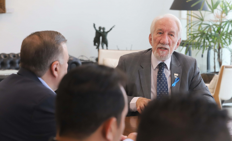 O governador em exercício Darci Piana repassa recursos a entidades sociais que atendem crianças e adolescentes e, pessoas com deficiência. Participaram: secretário da Justiça, Família e Trabalho, Ney Leprevost; diretor do Departamento de Apoio a Pessoa com Deficiência e de Políticas Públicas para Acessibilidade da SEJUF, Felipe Braga Côrtes; pres. Do Instituto Educacional Duque de Caxias, Alcides Madalozzo; entre outros.Curitiba, 19-11-19.Foto: Arnaldo Alves / AEN.