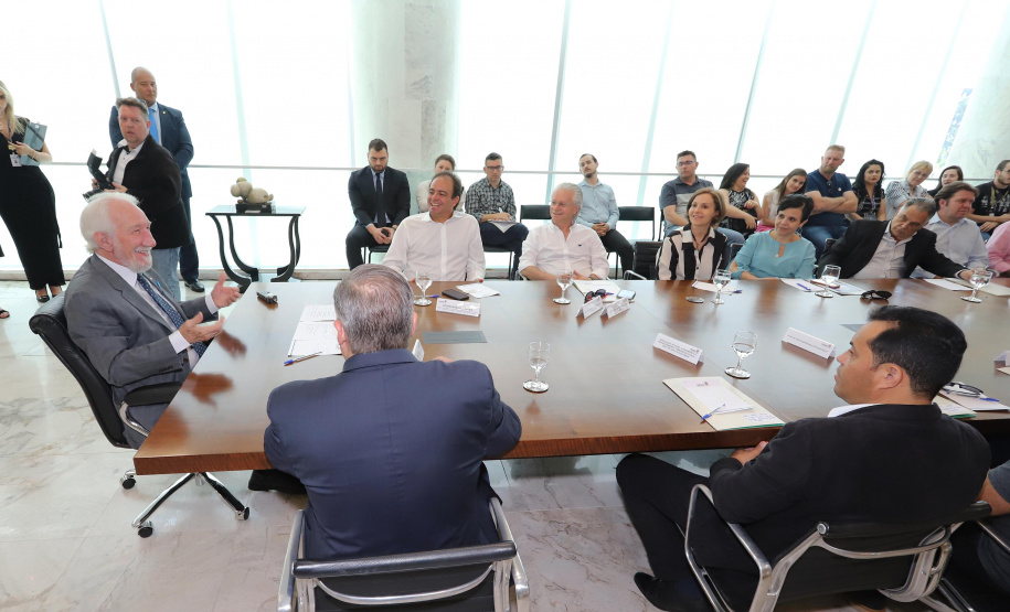 O governador em exercício Darci Piana repassa recursos a entidades sociais que atendem crianças e adolescentes e, pessoas com deficiência. Participaram: secretário da Justiça, Família e Trabalho, Ney Leprevost; diretor do Departamento de Apoio a Pessoa com Deficiência e de Políticas Públicas para Acessibilidade da SEJUF, Felipe Braga Côrtes; pres. Do Instituto Educacional Duque de Caxias, Alcides Madalozzo; entre outros.Curitiba, 19-11-19.Foto: Arnaldo Alves / AEN.