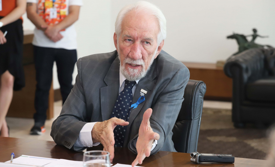 O governador em exercício Darci Piana repassa recursos a entidades sociais que atendem crianças e adolescentes e, pessoas com deficiência. Participaram: secretário da Justiça, Família e Trabalho, Ney Leprevost; diretor do Departamento de Apoio a Pessoa com Deficiência e de Políticas Públicas para Acessibilidade da SEJUF, Felipe Braga Côrtes; pres. Do Instituto Educacional Duque de Caxias, Alcides Madalozzo; entre outros.Curitiba, 19-11-19.Foto: Arnaldo Alves / AEN.