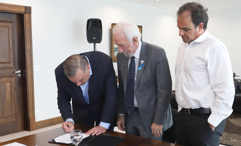 O governador em exercício Darci Piana repassa recursos a entidades sociais que atendem crianças e adolescentes e, pessoas com deficiência. Participaram: secretário da Justiça, Família e Trabalho, Ney Leprevost; diretor do Departamento de Apoio a Pessoa com Deficiência e de Políticas Públicas para Acessibilidade da SEJUF, Felipe Braga Côrtes; pres. Do Instituto Educacional Duque de Caxias, Alcides Madalozzo; entre outros.Curitiba, 19-11-19.Foto: Arnaldo Alves / AEN.