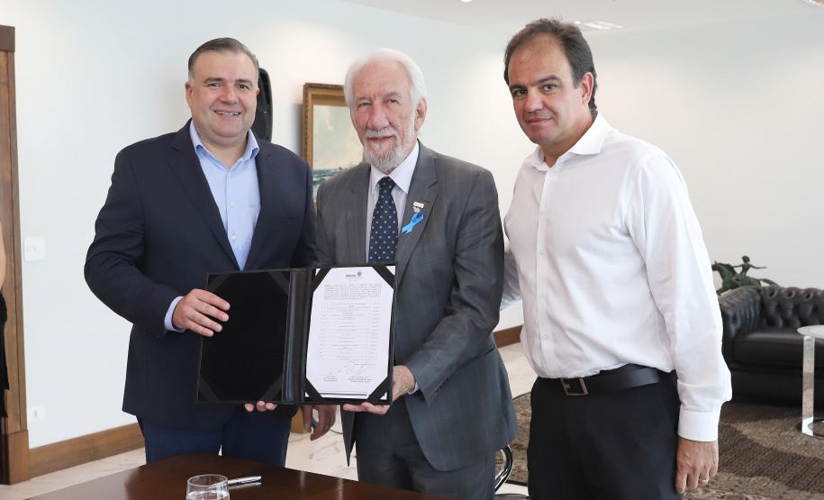 O governador em exercício Darci Piana repassa recursos a entidades sociais que atendem crianças e adolescentes e, pessoas com deficiência. Participaram: secretário da Justiça, Família e Trabalho, Ney Leprevost; diretor do Departamento de Apoio a Pessoa com Deficiência e de Políticas Públicas para Acessibilidade da SEJUF, Felipe Braga Côrtes; pres. Do Instituto Educacional Duque de Caxias, Alcides Madalozzo; entre outros.Curitiba, 19-11-19.Foto: Arnaldo Alves / AEN.