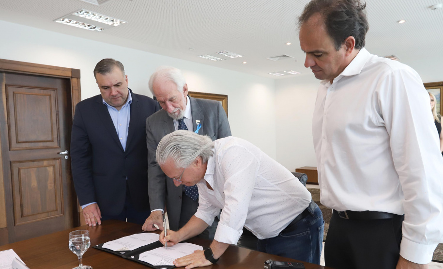 O governador em exercício Darci Piana repassa recursos a entidades sociais que atendem crianças e adolescentes e, pessoas com deficiência