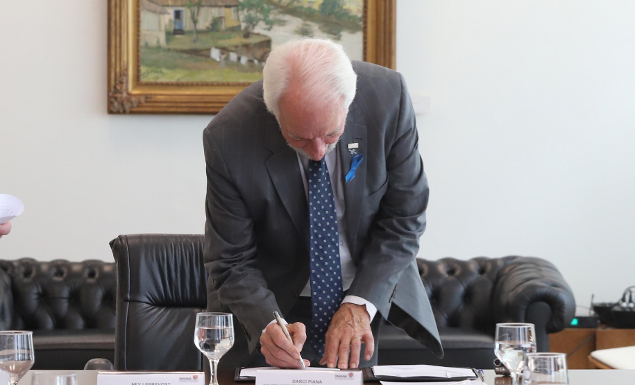 O governador em exercício Darci Piana repassa recursos a entidades sociais que atendem crianças e adolescentes e, pessoas com deficiência. Participaram: secretário da Justiça, Família e Trabalho, Ney Leprevost; diretor do Departamento de Apoio a Pessoa com Deficiência e de Políticas Públicas para Acessibilidade da SEJUF, Felipe Braga Côrtes; pres. Do Instituto Educacional Duque de Caxias, Alcides Madalozzo; entre outros.Curitiba, 19-11-19.Foto: Arnaldo Alves / AEN.