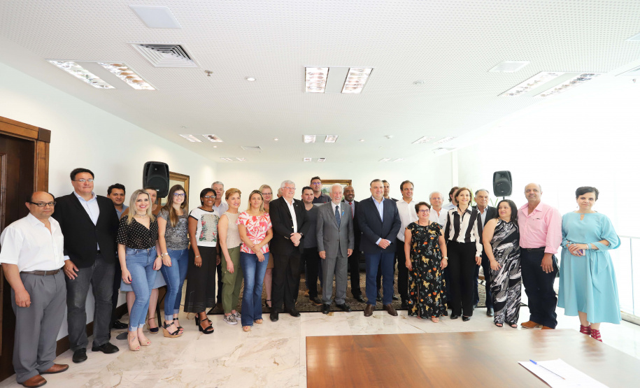 O governador em exercício Darci Piana repassa recursos a entidades sociais que atendem crianças e adolescentes e, pessoas com deficiência. Participaram: secretário da Justiça, Família e Trabalho, Ney Leprevost; diretor do Departamento de Apoio a Pessoa com Deficiência e de Políticas Públicas para Acessibilidade da SEJUF, Felipe Braga Côrtes; pres. Do Instituto Educacional Duque de Caxias, Alcides Madalozzo; entre outros.Curitiba, 19-11-19.Foto: Arnaldo Alves / AEN.