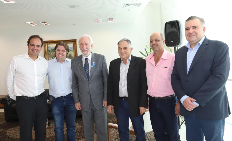 O governador em exercício Darci Piana repassa recursos a entidades sociais que atendem crianças e adolescentes e, pessoas com deficiência. Participaram: secretário da Justiça, Família e Trabalho, Ney Leprevost; diretor do Departamento de Apoio a Pessoa com Deficiência e de Políticas Públicas para Acessibilidade da SEJUF, Felipe Braga Côrtes; pres. Do Instituto Educacional Duque de Caxias, Alcides Madalozzo; entre outros.Curitiba, 19-11-19.Foto: Arnaldo Alves / AEN.