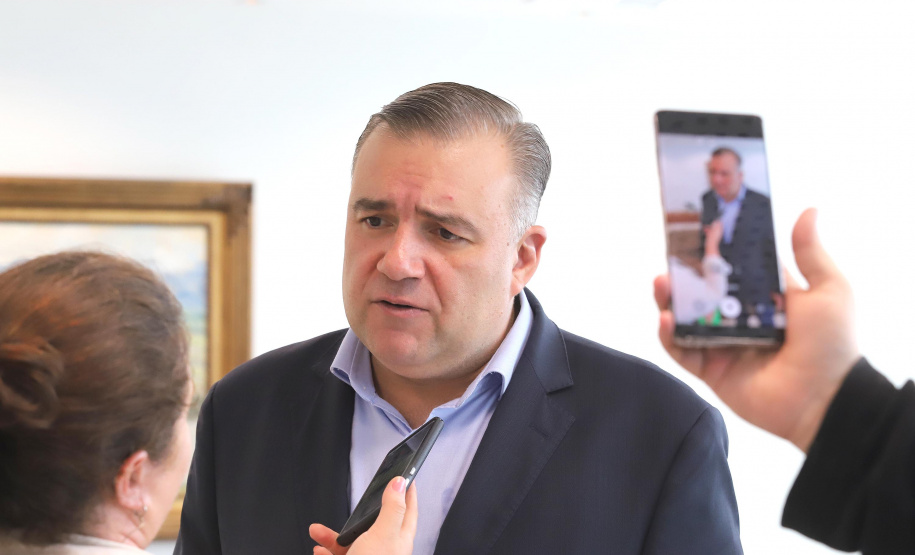 O governador em exercício Darci Piana repassa recursos a entidades sociais que atendem crianças e adolescentes e, pessoas com deficiência. Participaram: secretário da Justiça, Família e Trabalho, Ney Leprevost; diretor do Departamento de Apoio a Pessoa com Deficiência e de Políticas Públicas para Acessibilidade da SEJUF, Felipe Braga Côrtes; pres. Do Instituto Educacional Duque de Caxias, Alcides Madalozzo; entre outros.Curitiba, 19-11-19.Foto: Arnaldo Alves / AEN.