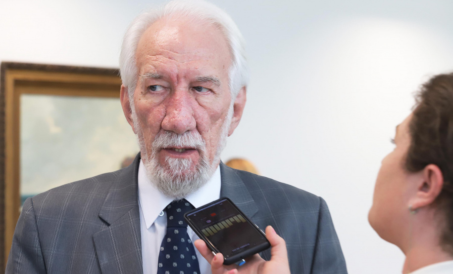 O governador em exercício Darci Piana repassa recursos a entidades sociais que atendem crianças e adolescentes e, pessoas com deficiência. Participaram: secretário da Justiça, Família e Trabalho, Ney Leprevost; diretor do Departamento de Apoio a Pessoa com Deficiência e de Políticas Públicas para Acessibilidade da SEJUF, Felipe Braga Côrtes; pres. Do Instituto Educacional Duque de Caxias, Alcides Madalozzo; entre outros.Curitiba, 19-11-19.Foto: Arnaldo Alves / AEN.