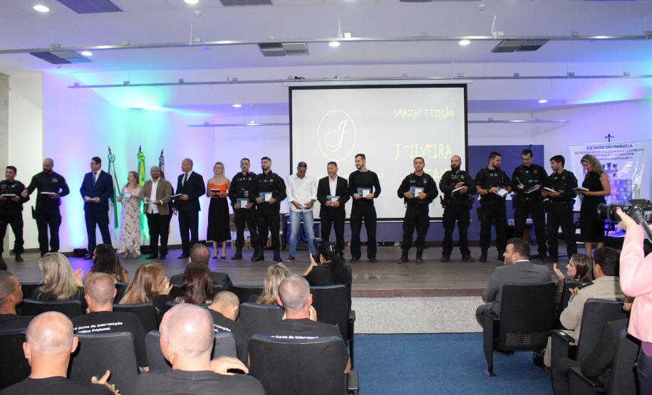 Agentes, instrutores, diretores de unidades e coordenadores regionais participaram da cerimônia de encerramento das atividades de 2019 da Escola Penitenciária (Espen), do Departamento Penitenciário do Paraná (Depen), que ocorreu nesta terça-feira (19), no auditório da Polícia Rodoviária Federal