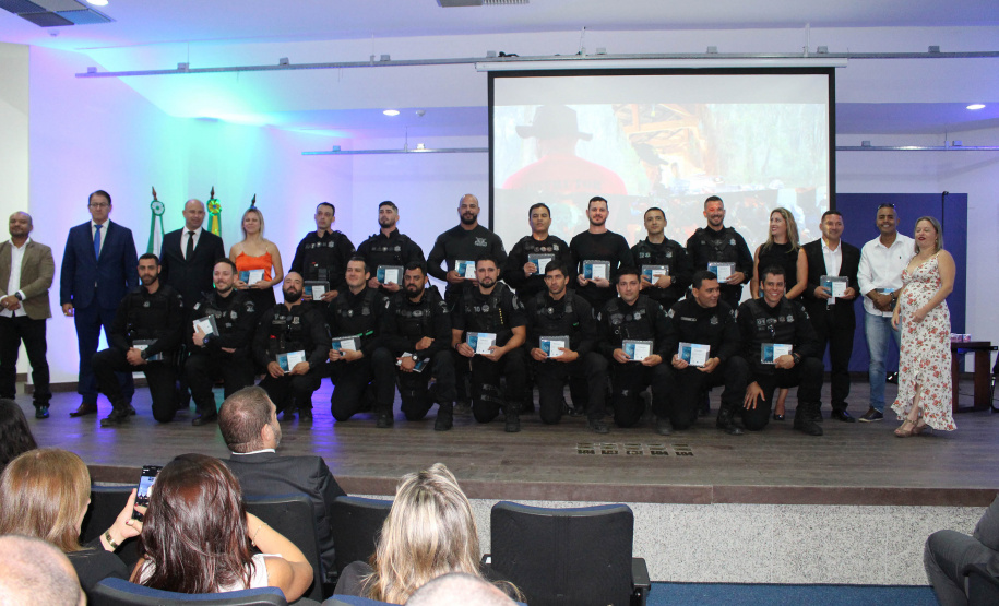 Agentes, instrutores, diretores de unidades e coordenadores regionais participaram da cerimônia de encerramento das atividades de 2019 da Escola Penitenciária (Espen), do Departamento Penitenciário do Paraná (Depen), que ocorreu nesta terça-feira (19), no auditório da Polícia Rodoviária Federal