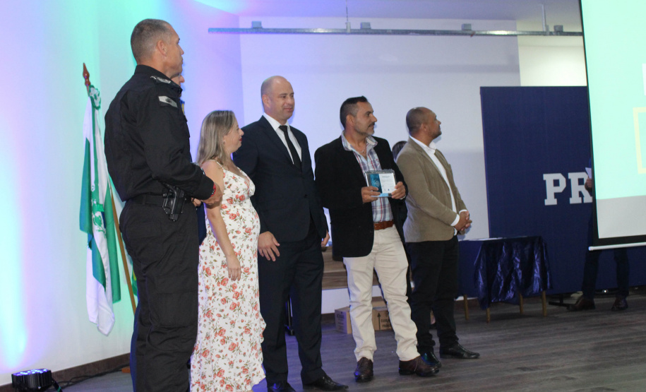 Agentes, instrutores, diretores de unidades e coordenadores regionais participaram da cerimônia de encerramento das atividades de 2019 da Escola Penitenciária (Espen), do Departamento Penitenciário do Paraná (Depen), que ocorreu nesta terça-feira (19), no auditório da Polícia Rodoviária Federal