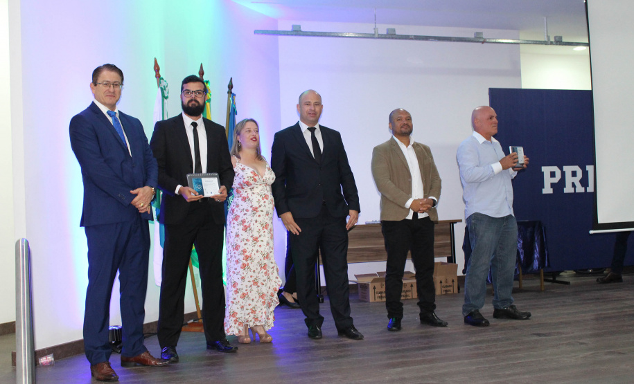 Agentes, instrutores, diretores de unidades e coordenadores regionais participaram da cerimônia de encerramento das atividades de 2019 da Escola Penitenciária (Espen), do Departamento Penitenciário do Paraná (Depen), que ocorreu nesta terça-feira (19), no auditório da Polícia Rodoviária Federal