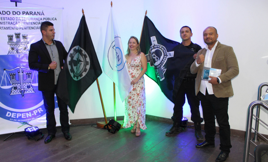 Agentes, instrutores, diretores de unidades e coordenadores regionais participaram da cerimônia de encerramento das atividades de 2019 da Escola Penitenciária (Espen), do Departamento Penitenciário do Paraná (Depen), que ocorreu nesta terça-feira (19), no auditório da Polícia Rodoviária Federal
