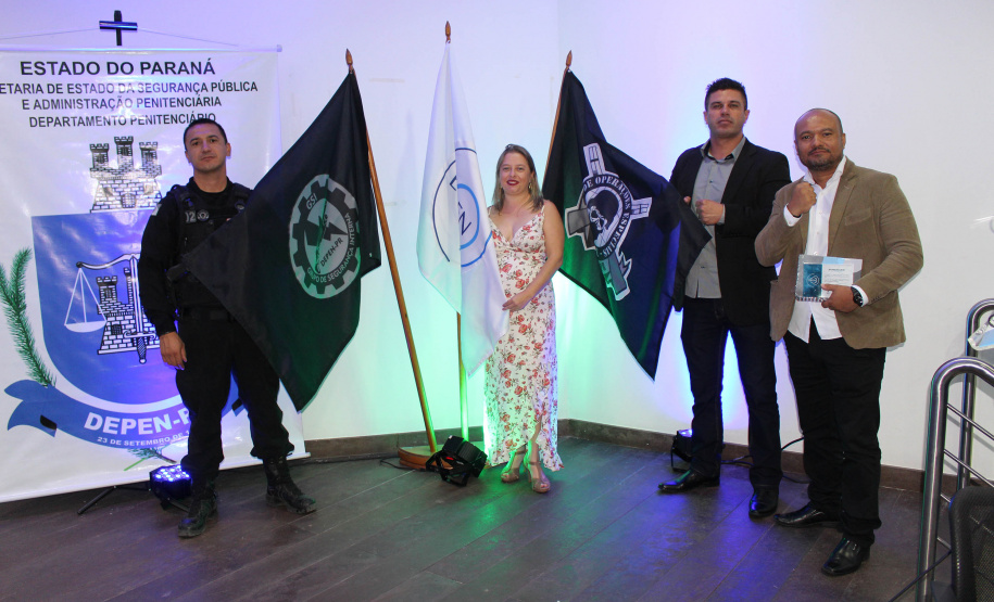 Agentes, instrutores, diretores de unidades e coordenadores regionais participaram da cerimônia de encerramento das atividades de 2019 da Escola Penitenciária (Espen), do Departamento Penitenciário do Paraná (Depen), que ocorreu nesta terça-feira (19), no auditório da Polícia Rodoviária Federal