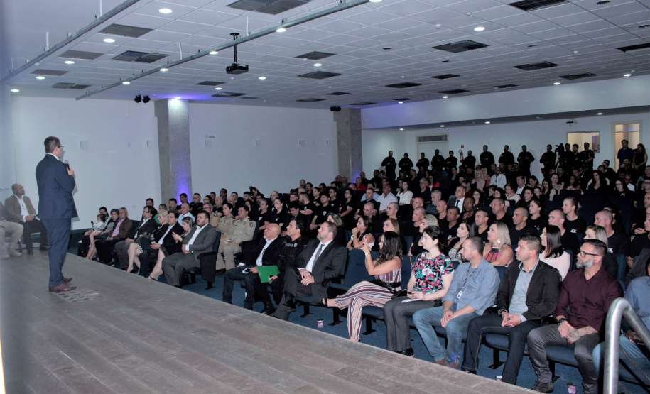 Agentes, instrutores, diretores de unidades e coordenadores regionais participaram da cerimônia de encerramento das atividades de 2019 da Escola Penitenciária (Espen), do Departamento Penitenciário do Paraná (Depen), que ocorreu nesta terça-feira (19), no auditório da Polícia Rodoviária Federal