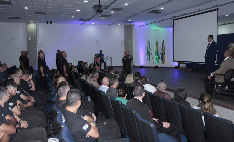 Agentes, instrutores, diretores de unidades e coordenadores regionais participaram da cerimônia de encerramento das atividades de 2019 da Escola Penitenciária (Espen), do Departamento Penitenciário do Paraná (Depen), que ocorreu nesta terça-feira (19), no auditório da Polícia Rodoviária Federal