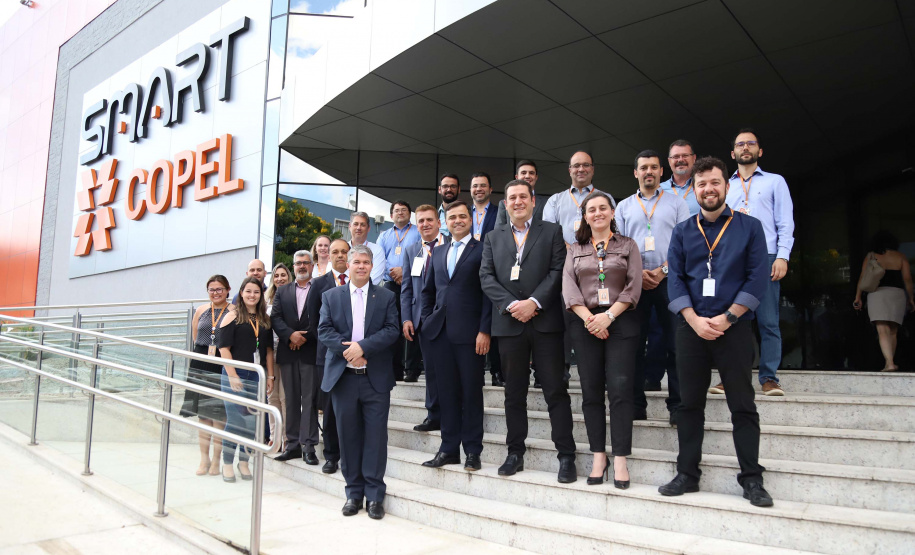 Uma comitiva de diretores e superintendentes da Agência Nacional de Energia Elétrica (Aneel) conheceram nesta semana as inovações que a Copel está implementando em suas redes de distribuição no Paraná. A visita começou na segunda (18) em Ipiranga – primeira cidade do Brasil com medidores de energia inteligentes – e terminou na terça (19) no Smart Copel, agência modelo e centro de operações integrado da Companhia.Foto: Daniela Catisti/Copel