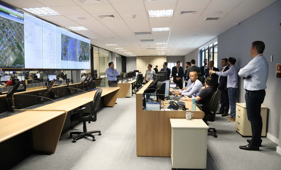 Uma comitiva de diretores e superintendentes da Agência Nacional de Energia Elétrica (Aneel) conheceram nesta semana as inovações que a Copel está implementando em suas redes de distribuição no Paraná. A visita começou na segunda (18) em Ipiranga – primeira cidade do Brasil com medidores de energia inteligentes – e terminou na terça (19) no Smart Copel, agência modelo e centro de operações integrado da Companhia.Foto: Daniela Catisti/Copel