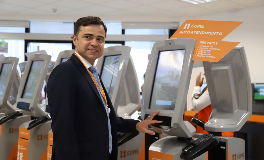 Uma comitiva de diretores e superintendentes da Agência Nacional de Energia Elétrica (Aneel) conheceram nesta semana as inovações que a Copel está implementando em suas redes de distribuição no Paraná. A visita começou na segunda (18) em Ipiranga – primeira cidade do Brasil com medidores de energia inteligentes – e terminou na terça (19) no Smart Copel, agência modelo e centro de operações integrado da Companhia.Foto: Daniela Catisti/Copel