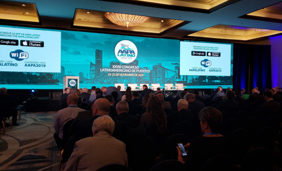 As oportunidades de negócios nos Portos do Paraná estão sendo apresentadas em Miami, nos Estados Unidos, no 28.º Congresso Latino-Americano de Portos. A empresa pública paranaense representa os terminais brasileiros e participa do evento junto com a Autoridade Portuária de Santos. Além da feira de serviços e exposições, os representantes do Paraná participam de palestras, reuniões bilaterais, debates e visitas técnicas. Foto: Divulgação/Portos do Paraná