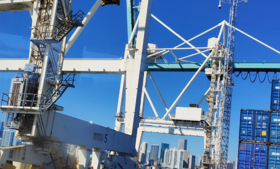 As oportunidades de negócios nos Portos do Paraná estão sendo apresentadas em Miami, nos Estados Unidos, no 28.º Congresso Latino-Americano de Portos. A empresa pública paranaense representa os terminais brasileiros e participa do evento junto com a Autoridade Portuária de Santos. Além da feira de serviços e exposições, os representantes do Paraná participam de palestras, reuniões bilaterais, debates e visitas técnicas. Foto: Divulgação/Portos do Paraná