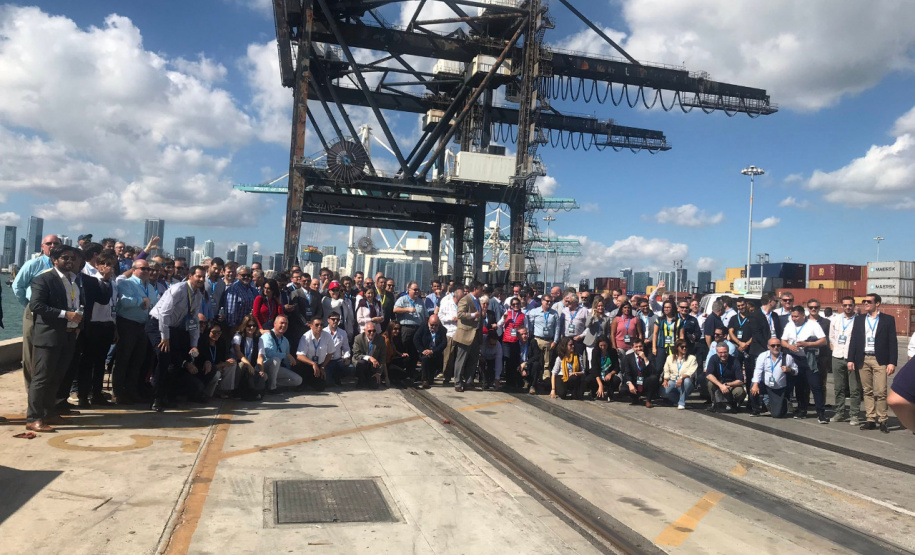 As oportunidades de negócios nos Portos do Paraná estão sendo apresentadas em Miami, nos Estados Unidos, no 28.º Congresso Latino-Americano de Portos. A empresa pública paranaense representa os terminais brasileiros e participa do evento junto com a Autoridade Portuária de Santos. Além da feira de serviços e exposições, os representantes do Paraná participam de palestras, reuniões bilaterais, debates e visitas técnicas. Foto: Divulgação/Portos do Paraná
