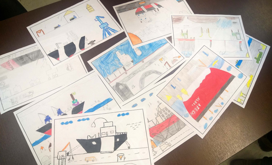 Já estão selecionados os cinco alunos vencedores do concurso de desenhos e frases do Projeto Porto Escola, em Antonina. A seleção foi realizada nesta quarta-feira (20). Foram inscritos 160 estudantes de 5º anos do Ensino Fundamental das escolas municipais. Foto: Portos do Paraná