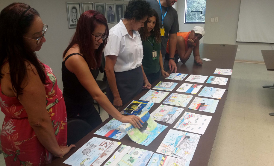 Já estão selecionados os cinco alunos vencedores do concurso de desenhos e frases do Projeto Porto Escola, em Antonina. A seleção foi realizada nesta quarta-feira (20). Foram inscritos 160 estudantes de 5º anos do Ensino Fundamental das escolas municipais. Foto: Portos do Paraná