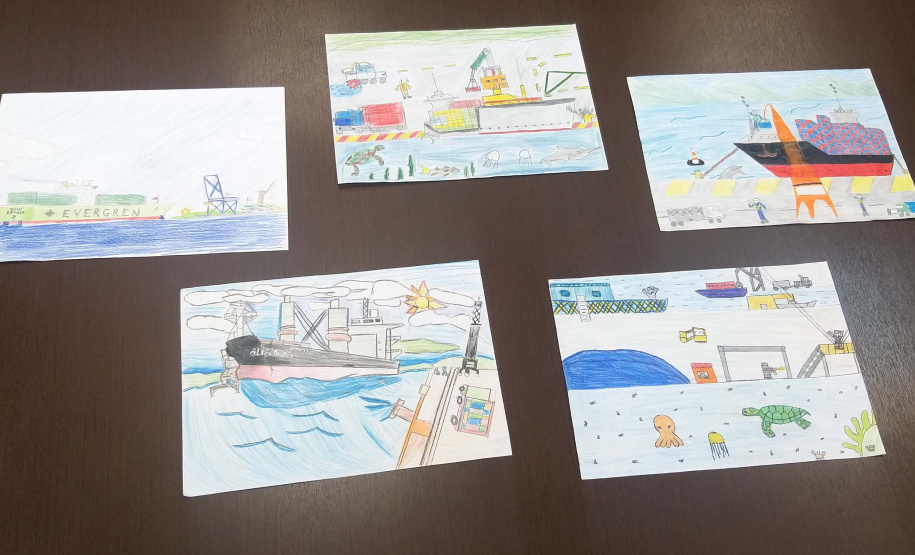 Já estão selecionados os cinco alunos vencedores do concurso de desenhos e frases do Projeto Porto Escola, em Antonina. A seleção foi realizada nesta quarta-feira (20). Foram inscritos 160 estudantes de 5º anos do Ensino Fundamental das escolas municipais. Foto: Portos do Paraná