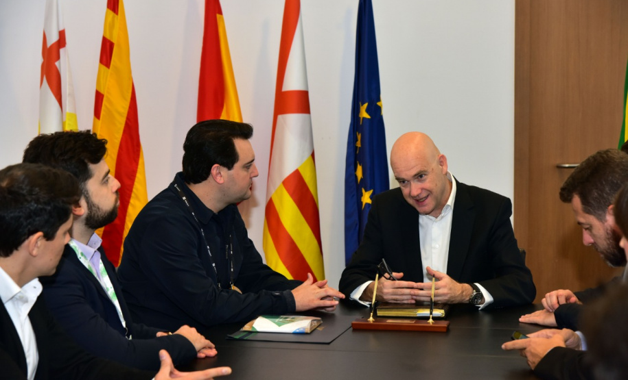 O governador Carlos Massa Ratinho Junior participou nesta quinta-feira (21) da Smart City Expo Barcelona, maior exposição global sobre mobilidade, inovação, desenvolvimento urbano, transformação digital, inclusão e cidades compartilhadas. Em março do ano que vem, a edição brasileira da feira acontecerá em Curitiba.Foto: Divulgação/AEN