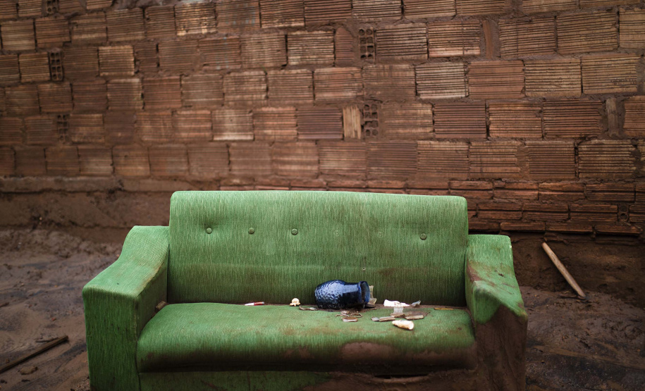 O Museu Oscar Niemeyer vai inaugurar no dia 28 (quinta-feira) a exposição Mariana, de Christian Cravo. Com curadoria de Adriana Cravo, a mostra apresenta 26 fotografias impressas em fine art que retratam as memórias humanas de uma das maiores tragédias ambientais do país: o rompimento da barragem de Fundão, que vitimou fatalmente 19 pessoas e desabrigou centenas de famílias em Mariana (Minas Gerais), em 2015.