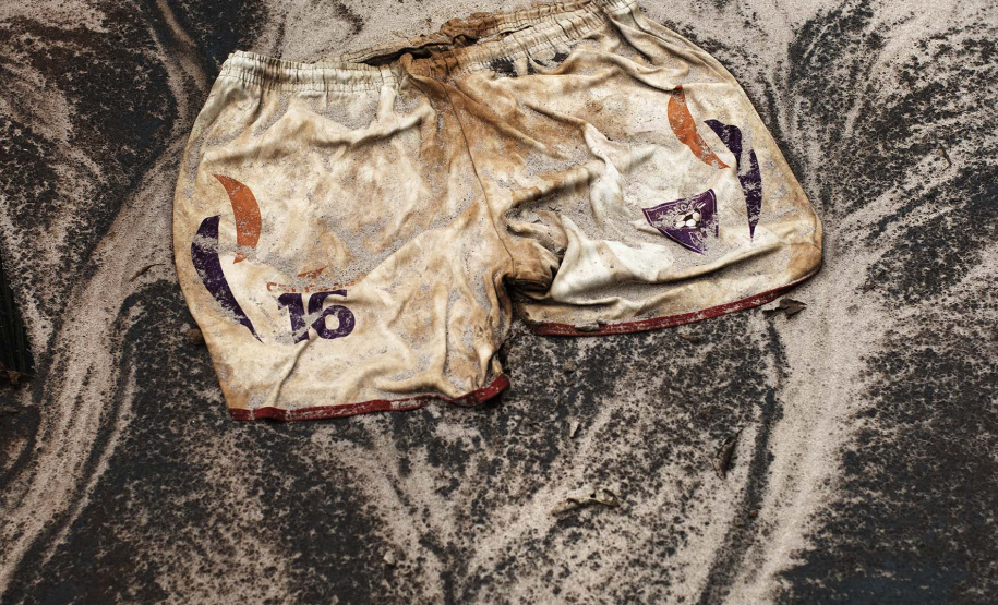 O Museu Oscar Niemeyer vai inaugurar no dia 28 (quinta-feira) a exposição Mariana, de Christian Cravo. Com curadoria de Adriana Cravo, a mostra apresenta 26 fotografias impressas em fine art que retratam as memórias humanas de uma das maiores tragédias ambientais do país: o rompimento da barragem de Fundão, que vitimou fatalmente 19 pessoas e desabrigou centenas de famílias em Mariana (Minas Gerais), em 2015.