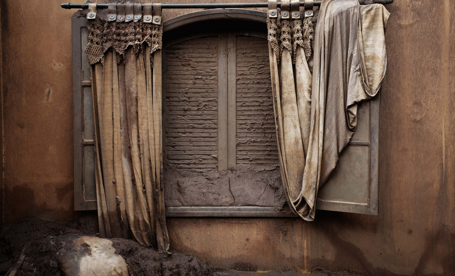 O Museu Oscar Niemeyer vai inaugurar no dia 28 (quinta-feira) a exposição Mariana, de Christian Cravo. Com curadoria de Adriana Cravo, a mostra apresenta 26 fotografias impressas em fine art que retratam as memórias humanas de uma das maiores tragédias ambientais do país: o rompimento da barragem de Fundão, que vitimou fatalmente 19 pessoas e desabrigou centenas de famílias em Mariana (Minas Gerais), em 2015.