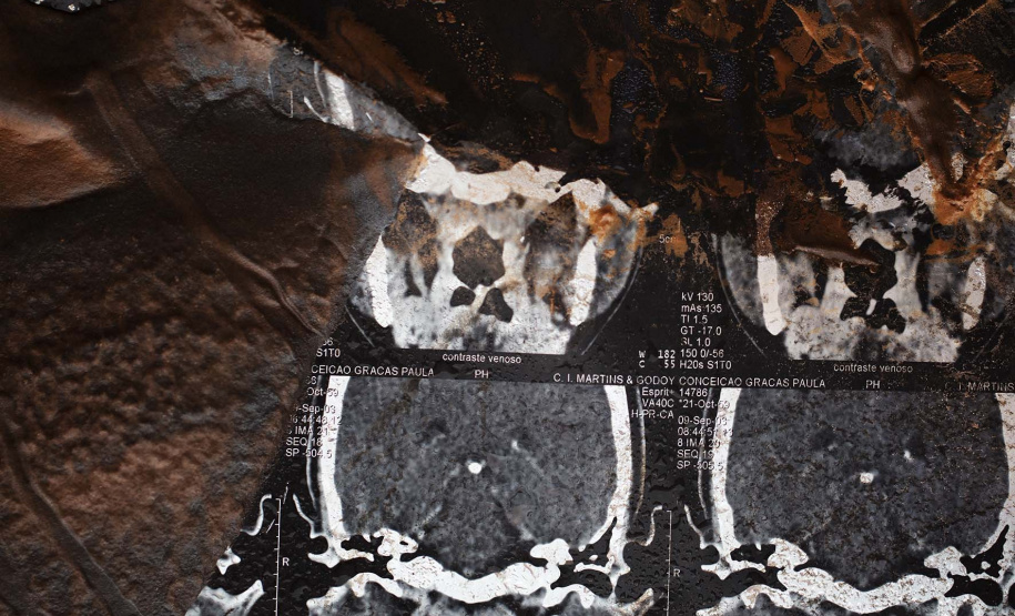 O Museu Oscar Niemeyer vai inaugurar no dia 28 (quinta-feira) a exposição Mariana, de Christian Cravo. Com curadoria de Adriana Cravo, a mostra apresenta 26 fotografias impressas em fine art que retratam as memórias humanas de uma das maiores tragédias ambientais do país: o rompimento da barragem de Fundão, que vitimou fatalmente 19 pessoas e desabrigou centenas de famílias em Mariana (Minas Gerais), em 2015.