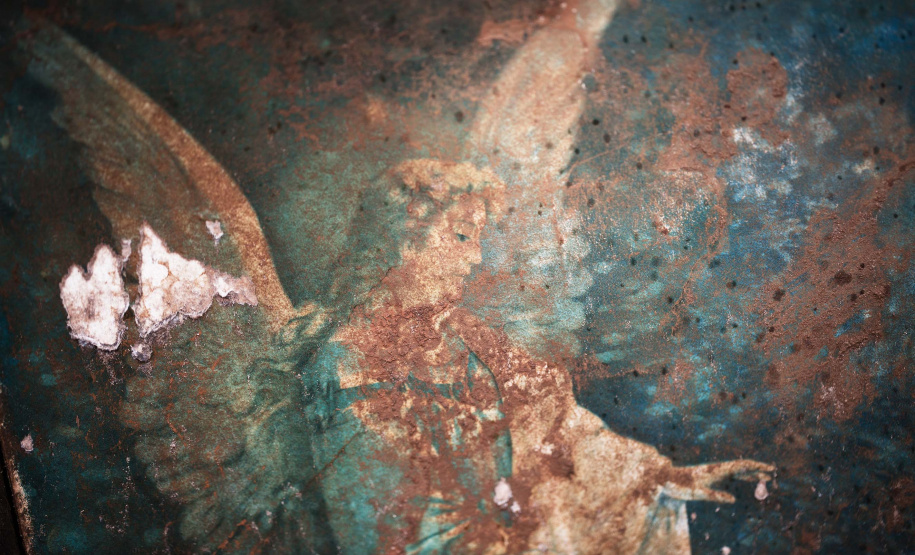 O Museu Oscar Niemeyer vai inaugurar no dia 28 (quinta-feira) a exposição Mariana, de Christian Cravo. Com curadoria de Adriana Cravo, a mostra apresenta 26 fotografias impressas em fine art que retratam as memórias humanas de uma das maiores tragédias ambientais do país: o rompimento da barragem de Fundão, que vitimou fatalmente 19 pessoas e desabrigou centenas de famílias em Mariana (Minas Gerais), em 2015.