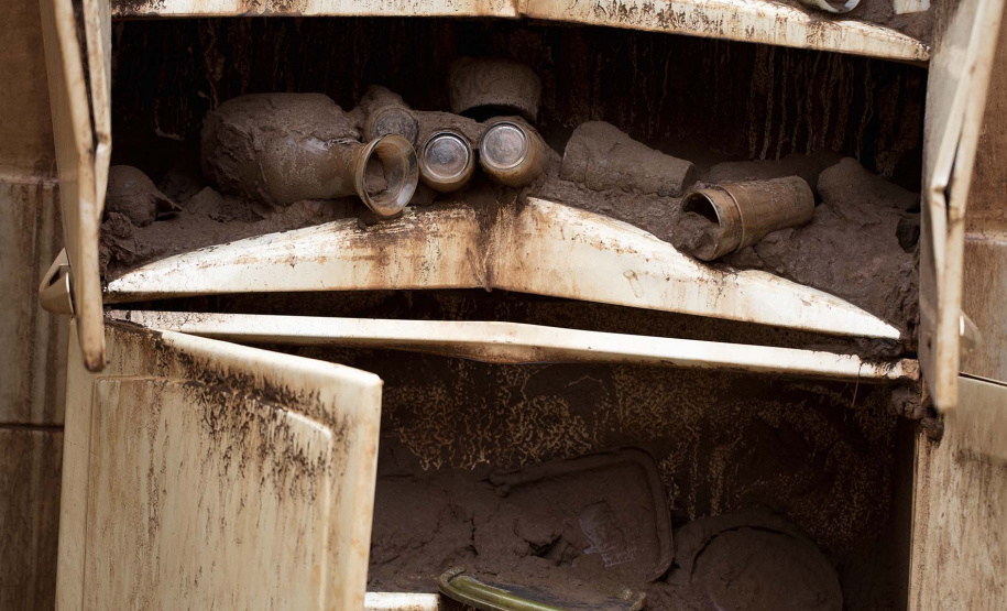 O Museu Oscar Niemeyer vai inaugurar no dia 28 (quinta-feira) a exposição Mariana, de Christian Cravo. Com curadoria de Adriana Cravo, a mostra apresenta 26 fotografias impressas em fine art que retratam as memórias humanas de uma das maiores tragédias ambientais do país: o rompimento da barragem de Fundão, que vitimou fatalmente 19 pessoas e desabrigou centenas de famílias em Mariana (Minas Gerais), em 2015.