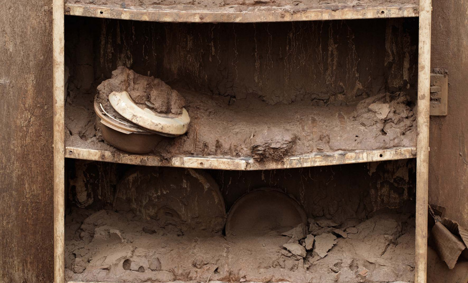 O Museu Oscar Niemeyer vai inaugurar no dia 28 (quinta-feira) a exposição Mariana, de Christian Cravo. Com curadoria de Adriana Cravo, a mostra apresenta 26 fotografias impressas em fine art que retratam as memórias humanas de uma das maiores tragédias ambientais do país: o rompimento da barragem de Fundão, que vitimou fatalmente 19 pessoas e desabrigou centenas de famílias em Mariana (Minas Gerais), em 2015.