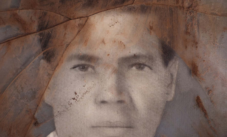 O Museu Oscar Niemeyer vai inaugurar no dia 28 (quinta-feira) a exposição Mariana, de Christian Cravo. Com curadoria de Adriana Cravo, a mostra apresenta 26 fotografias impressas em fine art que retratam as memórias humanas de uma das maiores tragédias ambientais do país: o rompimento da barragem de Fundão, que vitimou fatalmente 19 pessoas e desabrigou centenas de famílias em Mariana (Minas Gerais), em 2015.